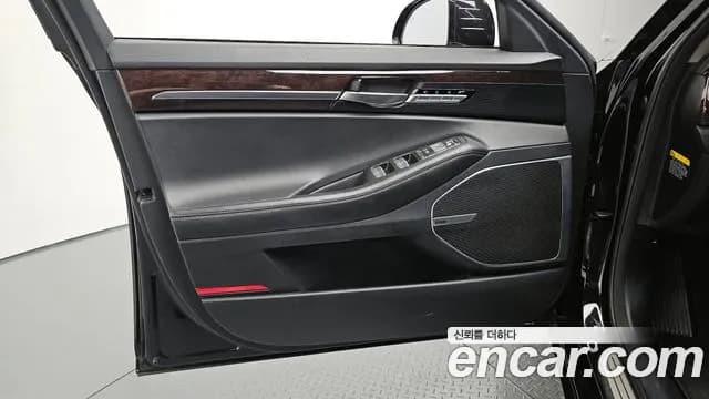 2018 Genesis EQ900 3.8 GDI AWD Sold VIN KMHG141DDJU044374 – rear exterior 2018 Genesis EQ900 3.8 GDI AWD Sold VIN KMHG141DDJU044374 – rear exterior