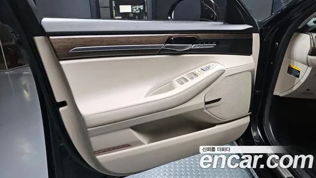 2019 Genesis G90 3.8 AWD Sold VIN KMHG141DDKU064911 – exterior detail 2019 Genesis G90 3.8 AWD Sold VIN KMHG141DDKU064911 – exterior detail