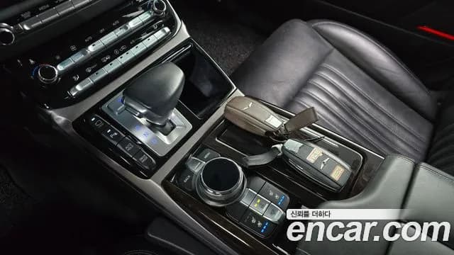 2018 Genesis EQ900 3.3 T-GDI AWD Sold VIN KMHG241ADJU041091 – interior seats 2018 Genesis EQ900 3.3 T-GDI AWD Sold VIN KMHG241ADJU041091 – interior seats