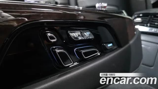 2018 Genesis EQ900 3.8 GDI AWD Sold VIN KMHG241DDJU046658 – rear exterior 2018 Genesis EQ900 3.8 GDI AWD Sold VIN KMHG241DDJU046658 – rear exterior