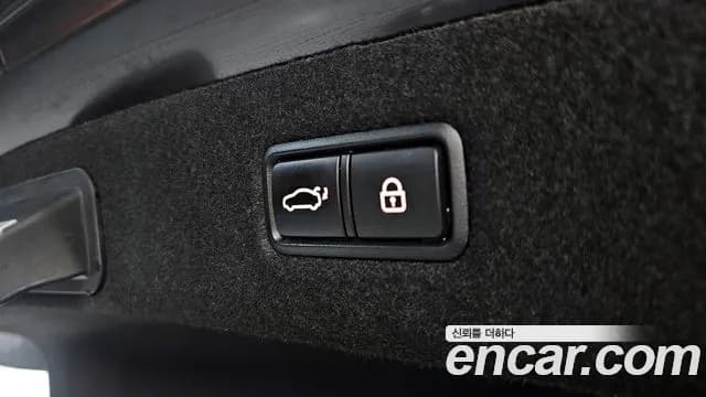 2018 Genesis EQ900 3.8 GDI AWD Sold VIN KMHG241DDJU046731 – interior seats 2018 Genesis EQ900 3.8 GDI AWD Sold VIN KMHG241DDJU046731 – interior seats