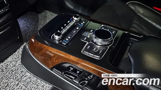 2018 Genesis EQ900 3.8 GDI AWD Sold VIN KMHG241DDJU048456 – interior seats 2018 Genesis EQ900 3.8 GDI AWD Sold VIN KMHG241DDJU048456 – interior seats
