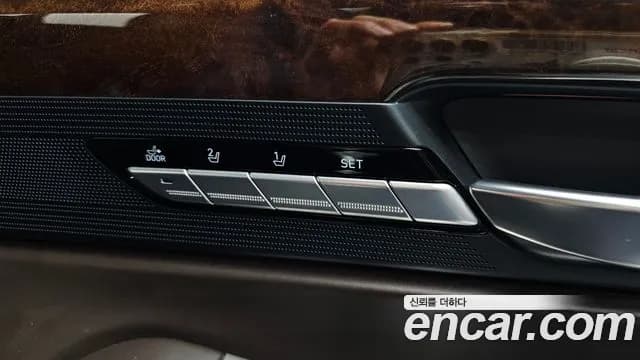 2017 Genesis EQ900 5.0 GDI AWD Sold VIN KMHG541HDHU028182 – interior seats 2017 Genesis EQ900 5.0 GDI AWD Sold VIN KMHG541HDHU028182 – interior seats