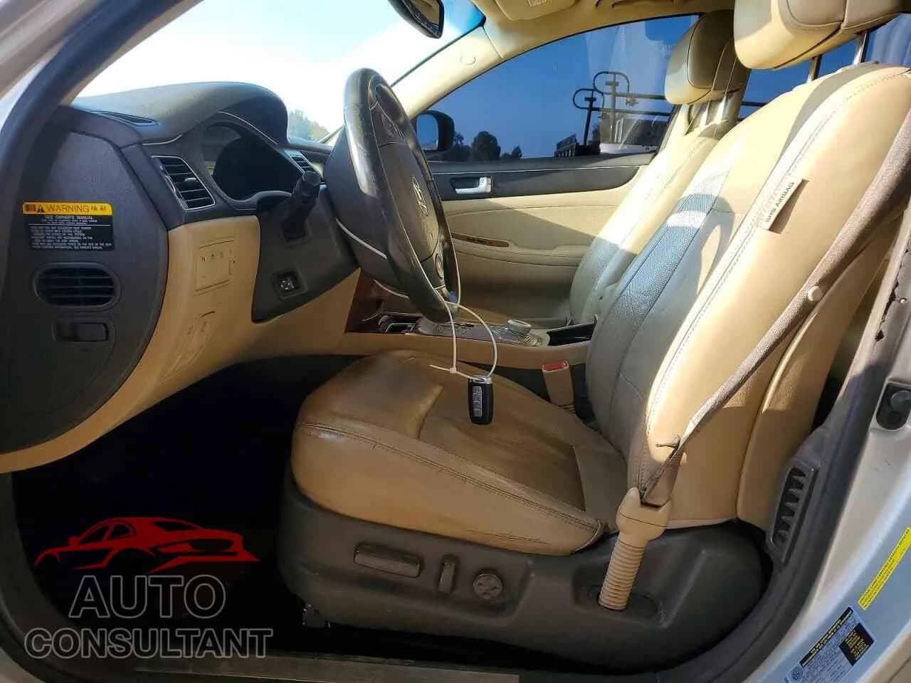 2013 HYUNDAI GENESIS Damaged VIN KMHGC4DD5DU224580 – exterior detail 2013 HYUNDAI GENESIS Damaged VIN KMHGC4DD5DU224580 – exterior detail