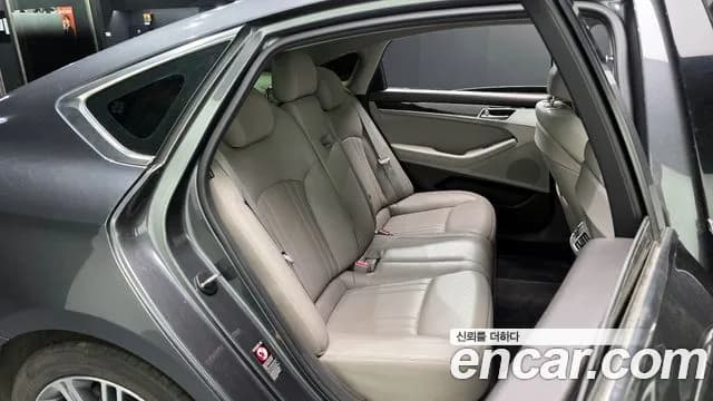 2018 Genesis G80 3.3 GDI Sold VIN KMHGL41DBJU237513 – interior seats 2018 Genesis G80 3.3 GDI Sold VIN KMHGL41DBJU237513 – interior seats