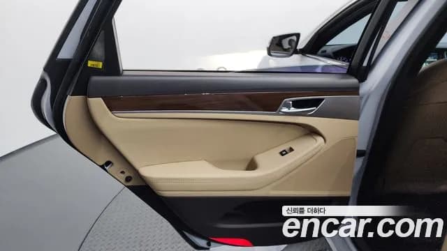 2018 Genesis G80 3.3 GDI Sold VIN KMHGL41DBJU258722 – trunk area 2018 Genesis G80 3.3 GDI Sold VIN KMHGL41DBJU258722 – trunk area