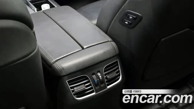 2017 Genesis G80 3.3 GDI AWD Sold VIN KMHGL41DDHU225465 – interior seats 2017 Genesis G80 3.3 GDI AWD Sold VIN KMHGL41DDHU225465 – interior seats