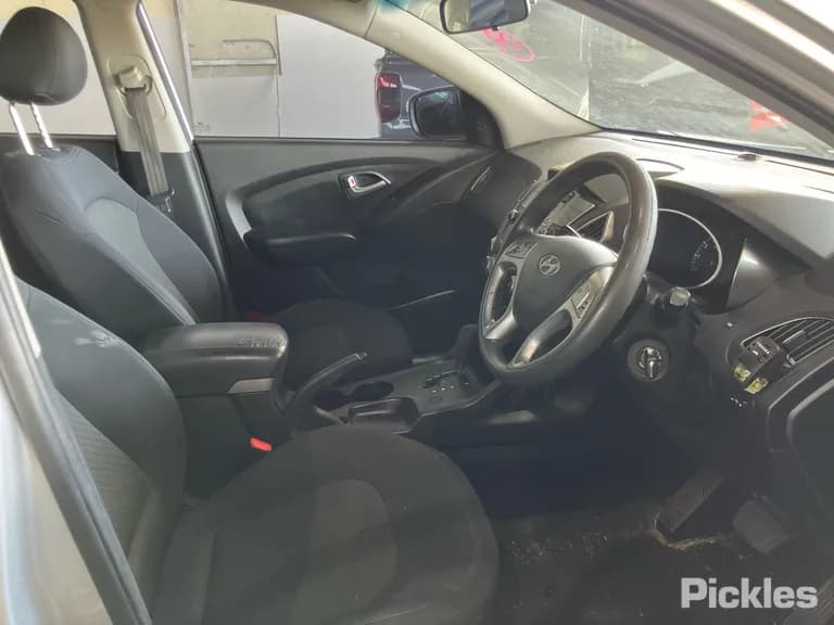 2011 Hyundai ix35 Used VIN KMHJT81BMBU321385 – engine bay 2011 Hyundai ix35 Used VIN KMHJT81BMBU321385 – engine bay