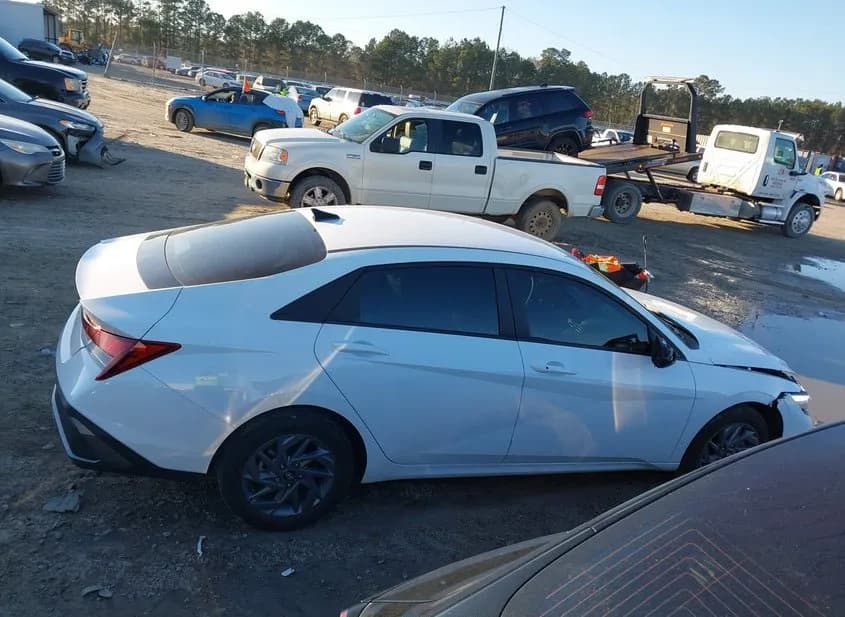 2024 HYUNDAI Elantra Used VIN KMHLM4DG8RU837015 – exterior detail 2024 HYUNDAI Elantra Used VIN KMHLM4DG8RU837015 – exterior detail