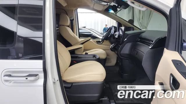 2022 Hyundai Staria 2WD Limousine (Special Vehicle) Sold VIN KMHYB811BNU007522 – interior seats 2022 Hyundai Staria 2WD Limousine (Special Vehicle) Sold VIN KMHYB811BNU007522 – interior seats