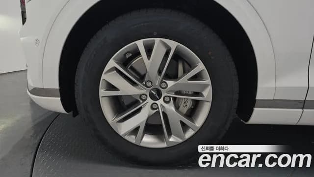2025 Genesis GV70 2.5T Gasoline 2WD Sold VIN KMTMA81BBSU227914 – front exterior 2025 Genesis GV70 2.5T Gasoline 2WD Sold VIN KMTMA81BBSU227914 – front exterior