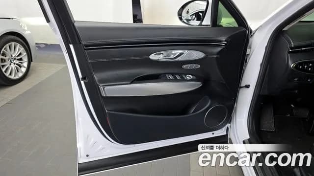 2023 Genesis GV70 2.5T Gasoline AWD Sold VIN KMTMA81BDPU078609 – trunk area 2023 Genesis GV70 2.5T Gasoline AWD Sold VIN KMTMA81BDPU078609 – trunk area
