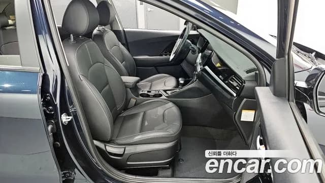 2020 Kia The New Niro 1.6 HEV Sold VIN KNACB81CGLA285402 – trunk area 2020 Kia The New Niro 1.6 HEV Sold VIN KNACB81CGLA285402 – trunk area