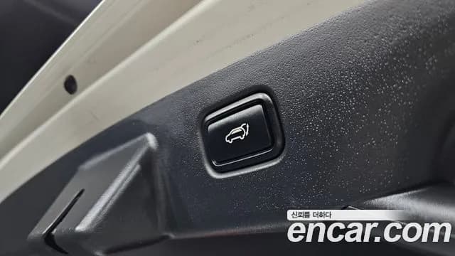 2022 Kia The All New Niro Prestige Sold VIN KNACR81EGNA016581 – trunk area 2022 Kia The All New Niro Prestige Sold VIN KNACR81EGNA016581 – trunk area