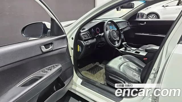 2018 Kia K5 2nd Gen LPI MX Sold VIN KNAGS416BJA201068 – trunk area 2018 Kia K5 2nd Gen LPI MX Sold VIN KNAGS416BJA201068 – trunk area