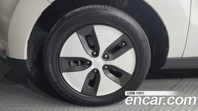 2017 Kia Soul EV EV Sold VIN KNAJP81EFHK022837 – trunk area 2017 Kia Soul EV EV Sold VIN KNAJP81EFHK022837 – trunk area