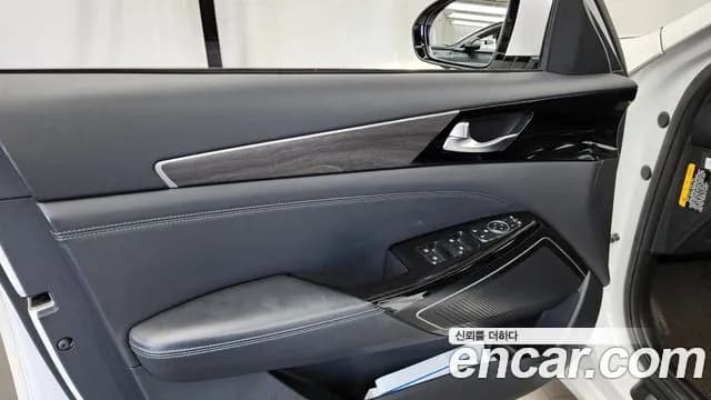 2020 Kia K7 Premier 2.2 Diesel Noblesse Sold VIN KNALC41ABLA199081 – trunk area 2020 Kia K7 Premier 2.2 Diesel Noblesse Sold VIN KNALC41ABLA199081 – trunk area