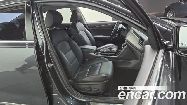 2020 Kia K7 Premier 2.5 GDI Noblesse Sold VIN KNALC41BBLA208890 – trunk area 2020 Kia K7 Premier 2.5 GDI Noblesse Sold VIN KNALC41BBLA208890 – trunk area