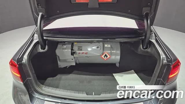 2020 Kia K7 Premier 3.0 LPI Noblesse Sold VIN KNALD418BLA181506 – trunk area 2020 Kia K7 Premier 3.0 LPI Noblesse Sold VIN KNALD418BLA181506 – trunk area