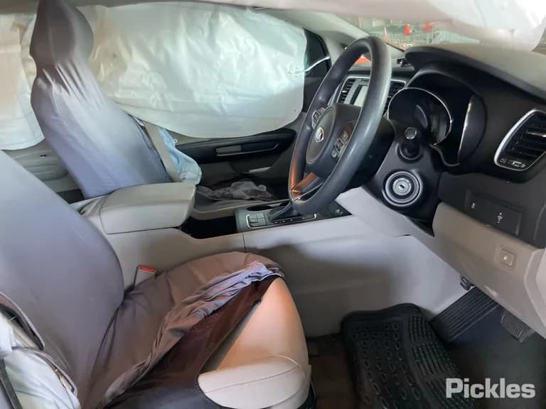 2017 Kia Carnival Used VIN KNAMB811MH6336511 – rear exterior 2017 Kia Carnival Used VIN KNAMB811MH6336511 – rear exterior