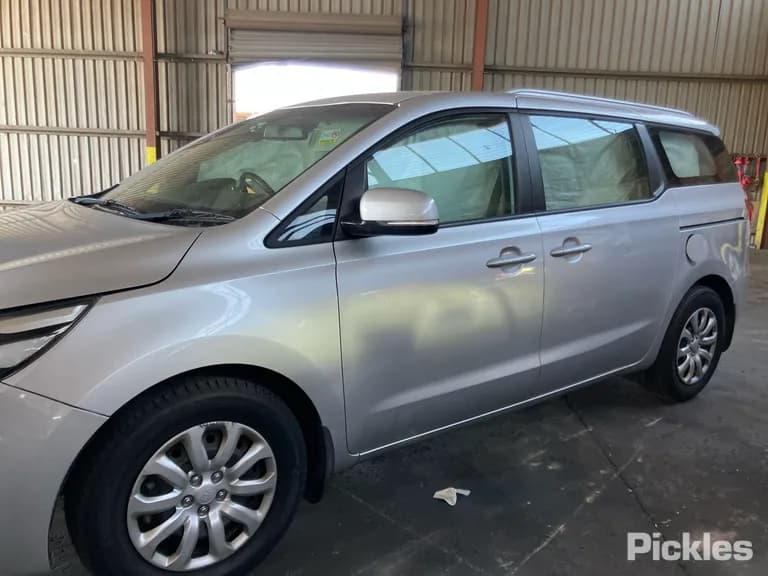 2017 Kia Carnival Used VIN KNAMB811MH6336511 – exterior detail 2017 Kia Carnival Used VIN KNAMB811MH6336511 – exterior detail