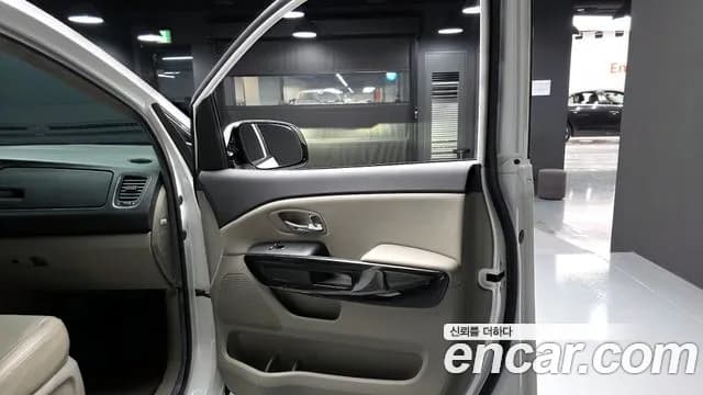 2019 Kia The New Carnival 7-Seater Limousine Sold VIN KNAMB81ABKS452474 – rear exterior 2019 Kia The New Carnival 7-Seater Limousine Sold VIN KNAMB81ABKS452474 – rear exterior