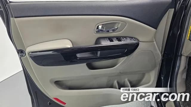 2019 Kia The New Carnival 7-Seater Limousine Sold VIN KNAMB81ABKS453872 – exterior detail 2019 Kia The New Carnival 7-Seater Limousine Sold VIN KNAMB81ABKS453872 – exterior detail