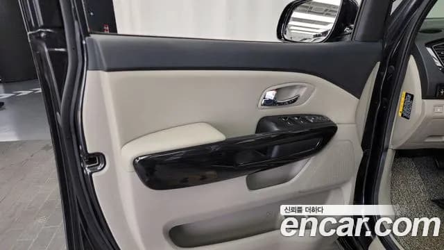 2020 Kia The New Carnival Gasoline 9-Seater Prestige Sold VIN KNAMC811BLS672633 – trunk area 2020 Kia The New Carnival Gasoline 9-Seater Prestige Sold VIN KNAMC811BLS672633 – trunk area