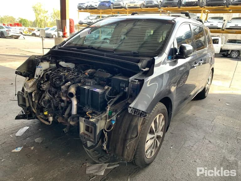 2017 Kia Carnival Used VIN KNAMC81AMH6300308 – rear exterior 2017 Kia Carnival Used VIN KNAMC81AMH6300308 – rear exterior