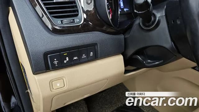 2020 Kia The New Carnival Gasoline 7-Seater Limousine Sold VIN KNAME811BLS621837 – exterior detail 2020 Kia The New Carnival Gasoline 7-Seater Limousine Sold VIN KNAME811BLS621837 – exterior detail