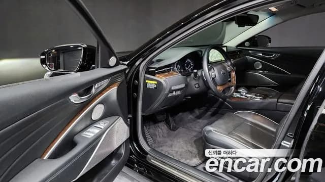 2019 Kia The K9 3.8 GDI AWD Sold VIN KNAS1418DKS016867 – trunk area 2019 Kia The K9 3.8 GDI AWD Sold VIN KNAS1418DKS016867 – trunk area