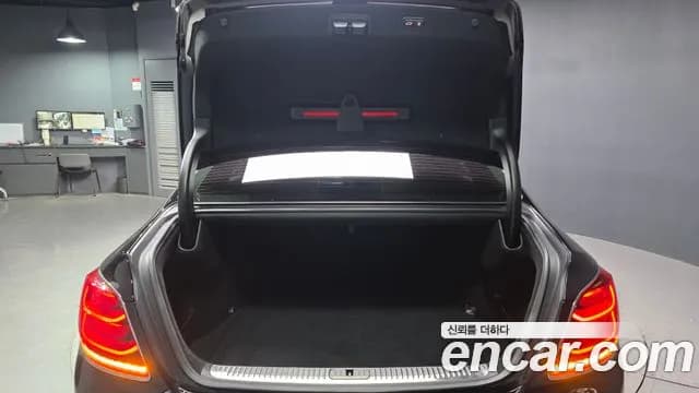 2021 Kia The K9 3.8 GDI AWD Sold VIN KNAS1418DMS031422 – interior seats 2021 Kia The K9 3.8 GDI AWD Sold VIN KNAS1418DMS031422 – interior seats