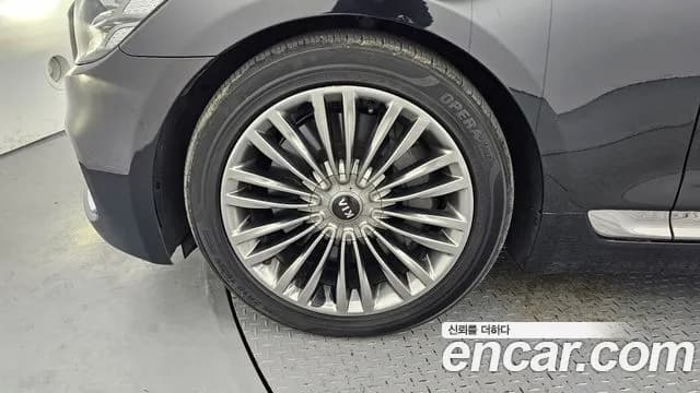 2020 Kia The K9 3.3 T-GDI Sold VIN KNAS6416BLS019701 – trunk area 2020 Kia The K9 3.3 T-GDI Sold VIN KNAS6416BLS019701 – trunk area