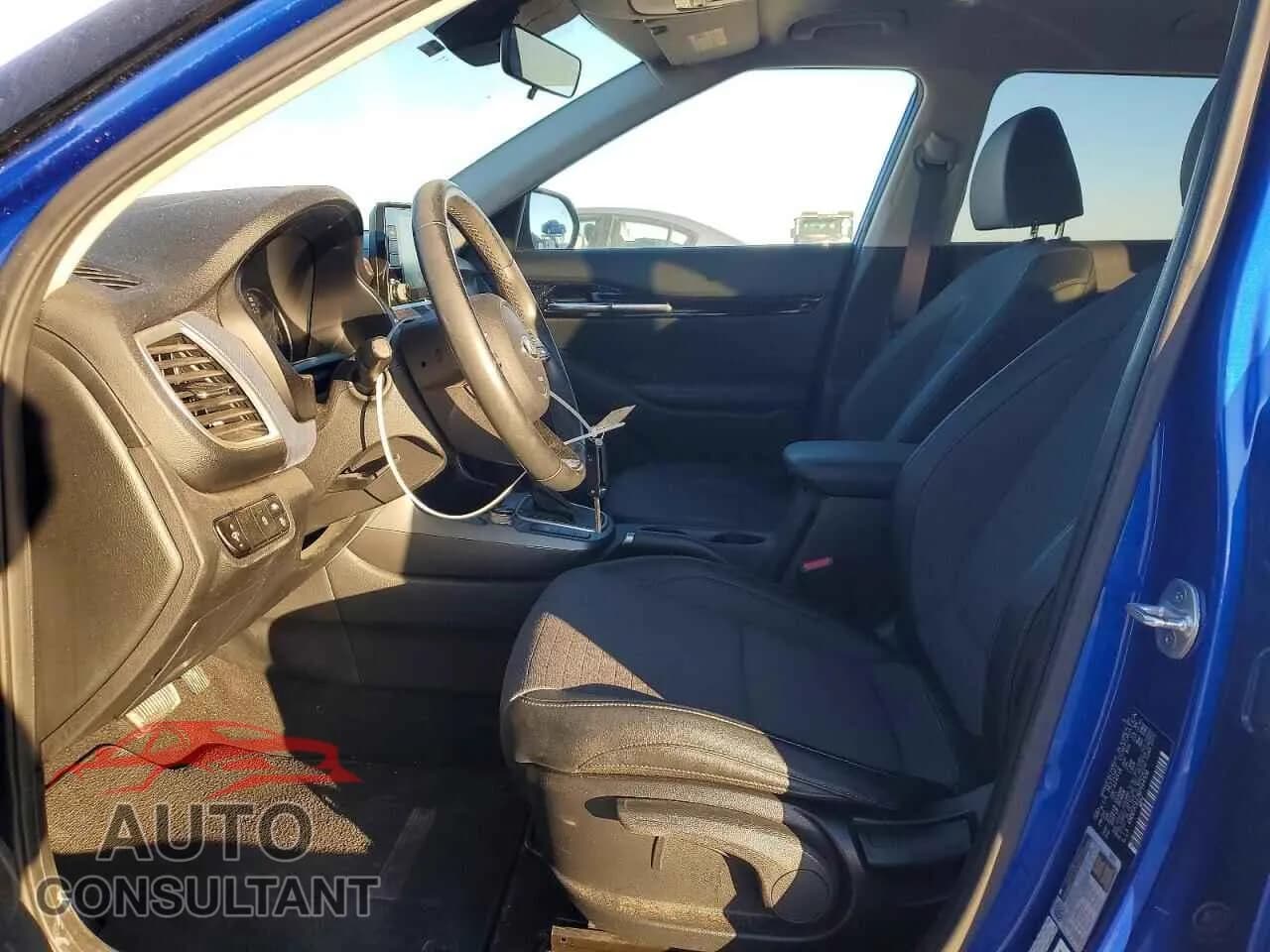 2021 KIA SELTOS Damaged VIN KNDEUCA27M7144556 – exterior detail 2021 KIA SELTOS Damaged VIN KNDEUCA27M7144556 – exterior detail