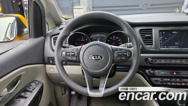 2019 Kia The New Carnival 11-Seater School bus Sold VIN KNHMF37ABKS475377 – exterior detail 2019 Kia The New Carnival 11-Seater School bus Sold VIN KNHMF37ABKS475377 – exterior detail