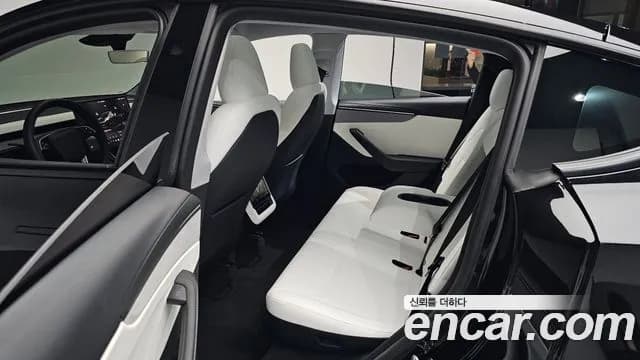 2025 Tesla Model Y Long Range AWD Sold VIN LRWYGCEK1SC199987 – interior seats 2025 Tesla Model Y Long Range AWD Sold VIN LRWYGCEK1SC199987 – interior seats