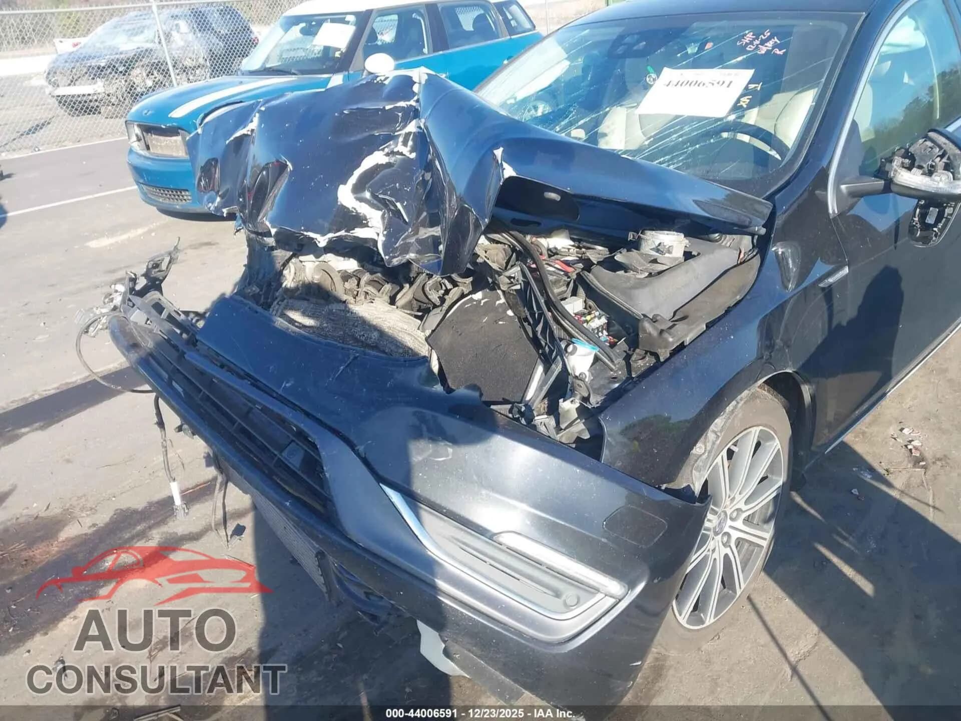 2017 VOLVO S60 INSCRIPTION Damaged VIN LYV402HM8HB126951 – engine bay 2017 VOLVO S60 INSCRIPTION Damaged VIN LYV402HM8HB126951 – engine bay
