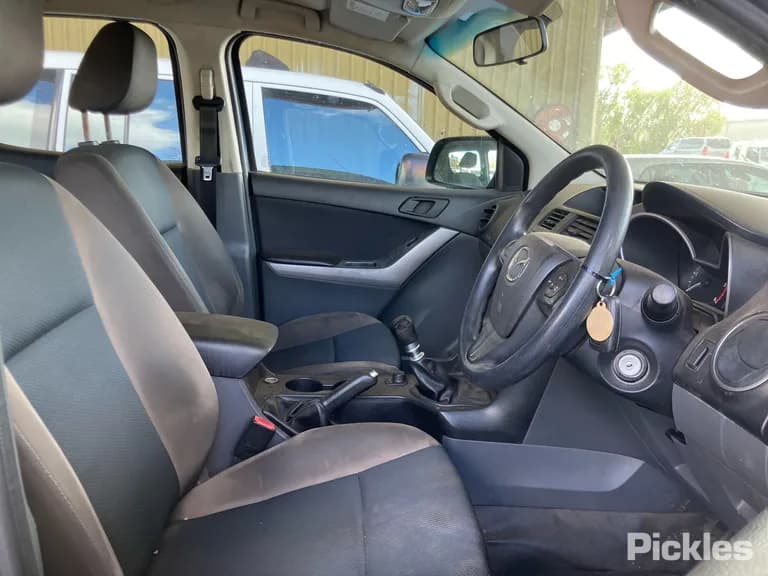 2015 Mazda BT-50 Used VIN MM0UR0YF100487358 – trunk area 2015 Mazda BT-50 Used VIN MM0UR0YF100487358 – trunk area