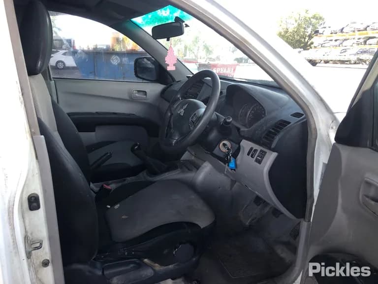 2013 Mitsubishi Triton Used VIN MMAENKA40DD009029 – trunk area 2013 Mitsubishi Triton Used VIN MMAENKA40DD009029 – trunk area