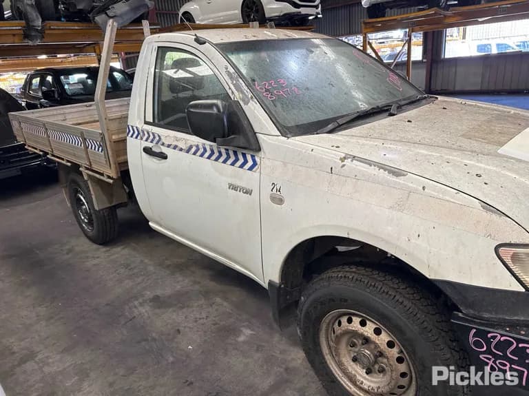 2013 Mitsubishi Triton Used VIN MMAENKA50DD004065 – engine bay 2013 Mitsubishi Triton Used VIN MMAENKA50DD004065 – engine bay