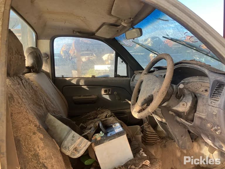 2003 Toyota Hilux - VIN MR031LNE908002139 2003 Toyota Hilux VIN MR031LNE908002139