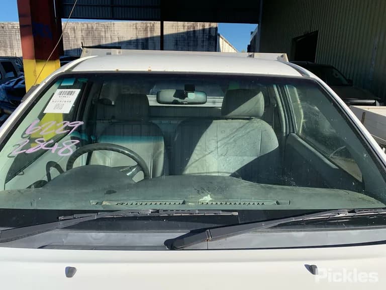 2005 Toyota Hilux Used VIN MR0CU12G400002336 – engine bay 2005 Toyota Hilux Used VIN MR0CU12G400002336 – engine bay