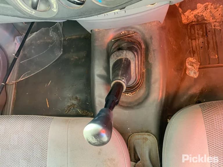 2005 Toyota Hilux Used VIN MR0CU12G400002336 – trunk area 2005 Toyota Hilux Used VIN MR0CU12G400002336 – trunk area