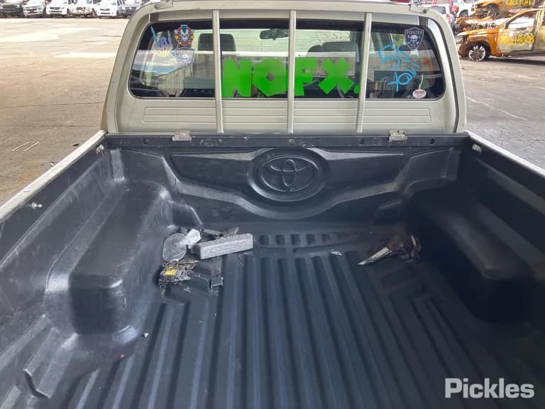 2008 Toyota Hilux Used VIN MR0EX12G302018144 – engine bay 2008 Toyota Hilux Used VIN MR0EX12G302018144 – engine bay