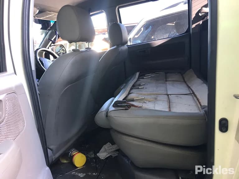 2007 Toyota Hilux Used VIN MR0FZ22G801016142 – interior seats 2007 Toyota Hilux Used VIN MR0FZ22G801016142 – interior seats