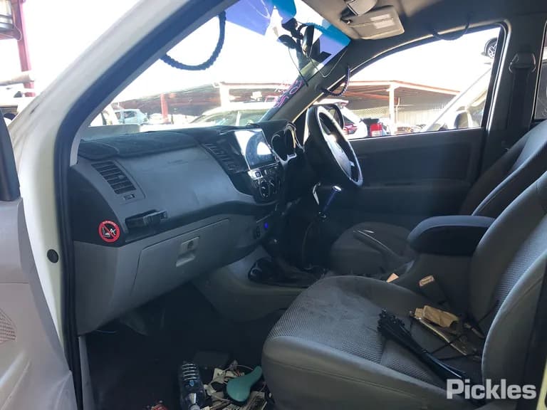 2007 Toyota Hilux Used VIN MR0FZ22G801016142 – trunk area 2007 Toyota Hilux Used VIN MR0FZ22G801016142 – trunk area