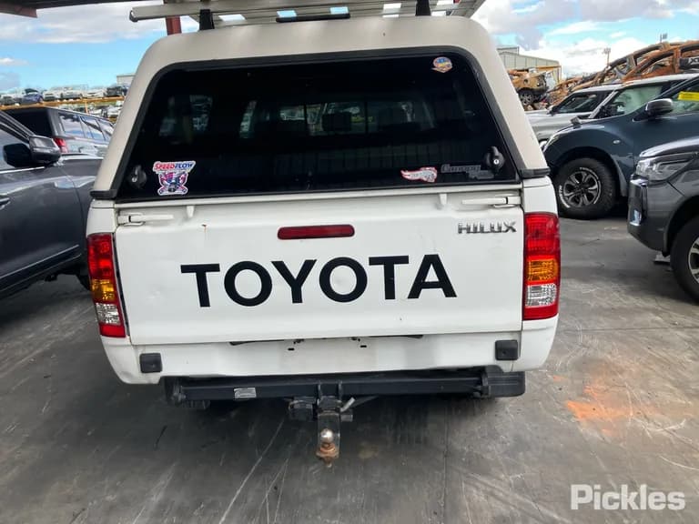 2007 Toyota Hilux Used VIN MR0FZ22GX01157343 – engine bay 2007 Toyota Hilux Used VIN MR0FZ22GX01157343 – engine bay