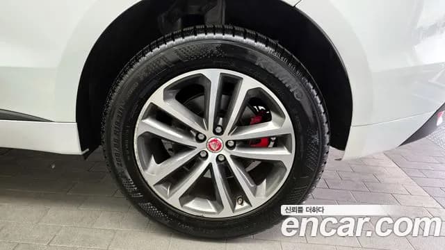 2019 Jaguar F-PACE 20d R-Sport Sold VIN SADCA2BN6KA363726 – trunk area 2019 Jaguar F-PACE 20d R-Sport Sold VIN SADCA2BN6KA363726 – trunk area