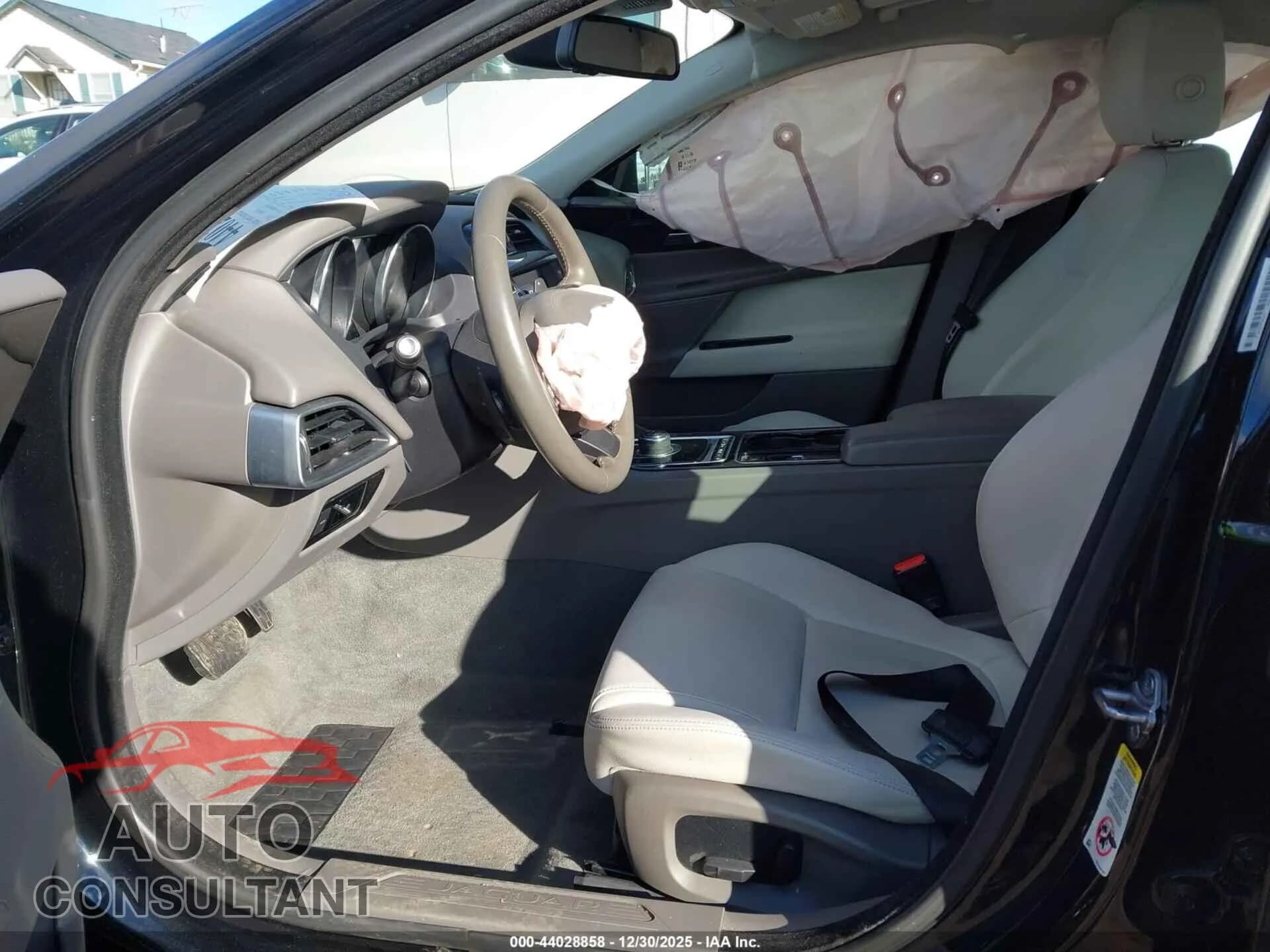 2017 JAGUAR XE Damaged VIN SAJAD4BV6HA976459 – interior seats 2017 JAGUAR XE Damaged VIN SAJAD4BV6HA976459 – interior seats