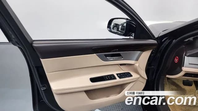 2018 Jaguar XF (X260) 20d Portfolio Sold VIN SAJBB4BN2JCY67727 – rear exterior 2018 Jaguar XF (X260) 20d Portfolio Sold VIN SAJBB4BN2JCY67727 – rear exterior